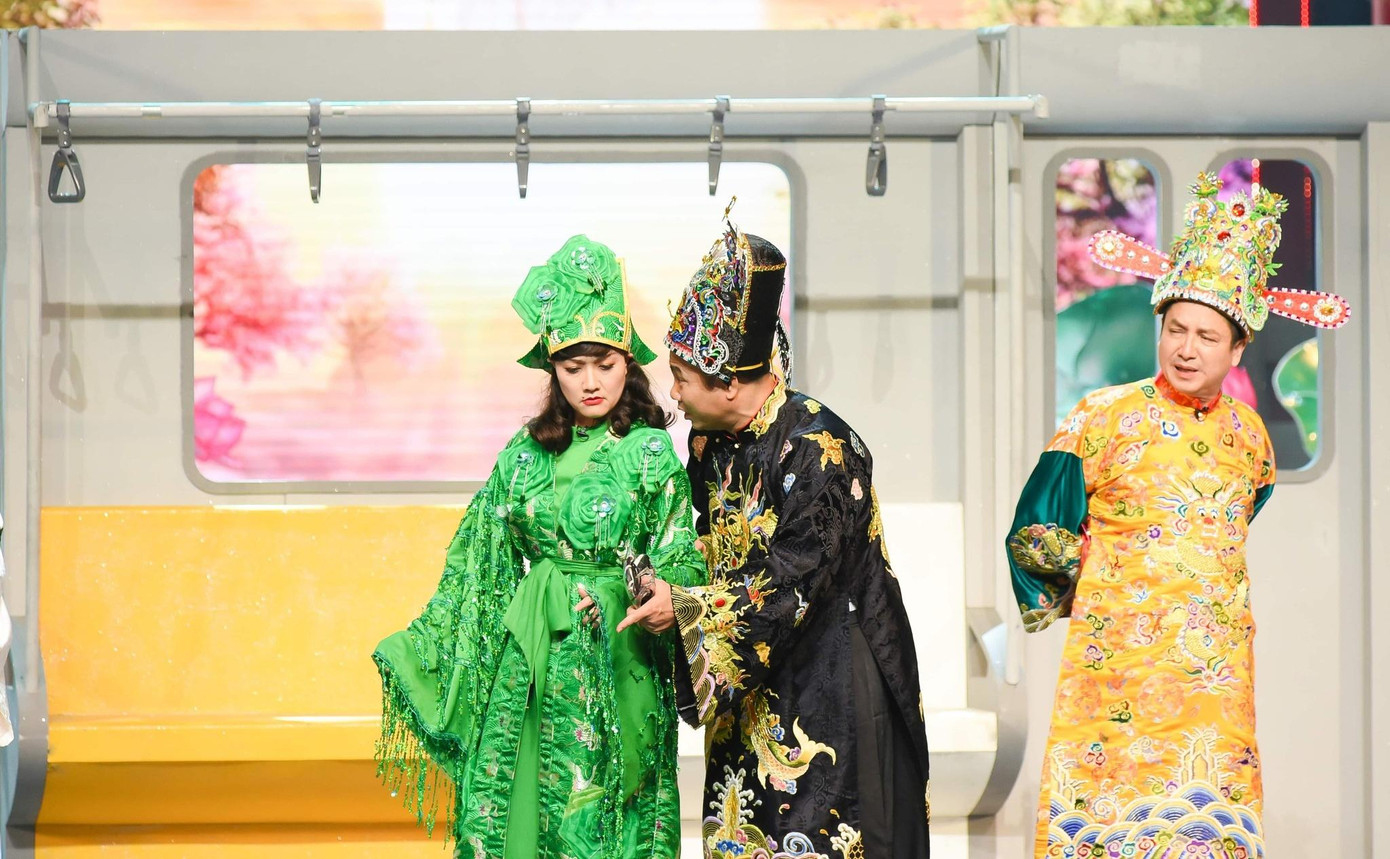 "Lần đầu đi tàu điện/ Nó lao vút rất nhanh/ Em vừa sợ vừa thích/ Táo Giao thông dỗ dành" - phân cảnh nghệ sĩ Vân Dung đi tàu điện trong Táo Quân 2022. "Lần đầu đi tàu điện/ Nó lao vút rất nhanh/ Em vừa sợ vừa thích/ Táo Giao thông dỗ dành" - phân cảnh nghệ sĩ Vân Dung đi tàu điện trong Táo Quân 2022.