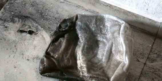 Can xăng được tìm thấy trong căn hộ xảy ra vụ cháy. (Ảnh: Công an cung cấp cho báo chí) Can xăng được tìm thấy trong căn hộ xảy ra vụ cháy. (Ảnh: Công an cung cấp cho báo chí)