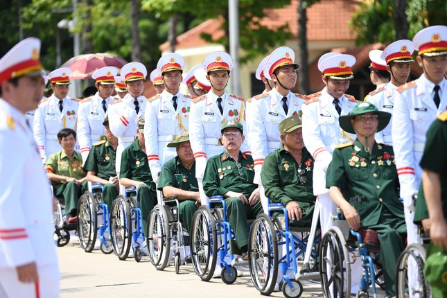 Nằm trong chuỗi các hoạt động của chương trình “Ánh lửa từ trái tim” lần thứ hai - năm 2023, sáng 23/9, hơn 150 thương bệnh binh, y bác sĩ, cán bộ nhân viên của 14 trung tâm nuôi dưỡng người có công đã vào Lăng viếng Chủ tịch Hồ Chí Minh.