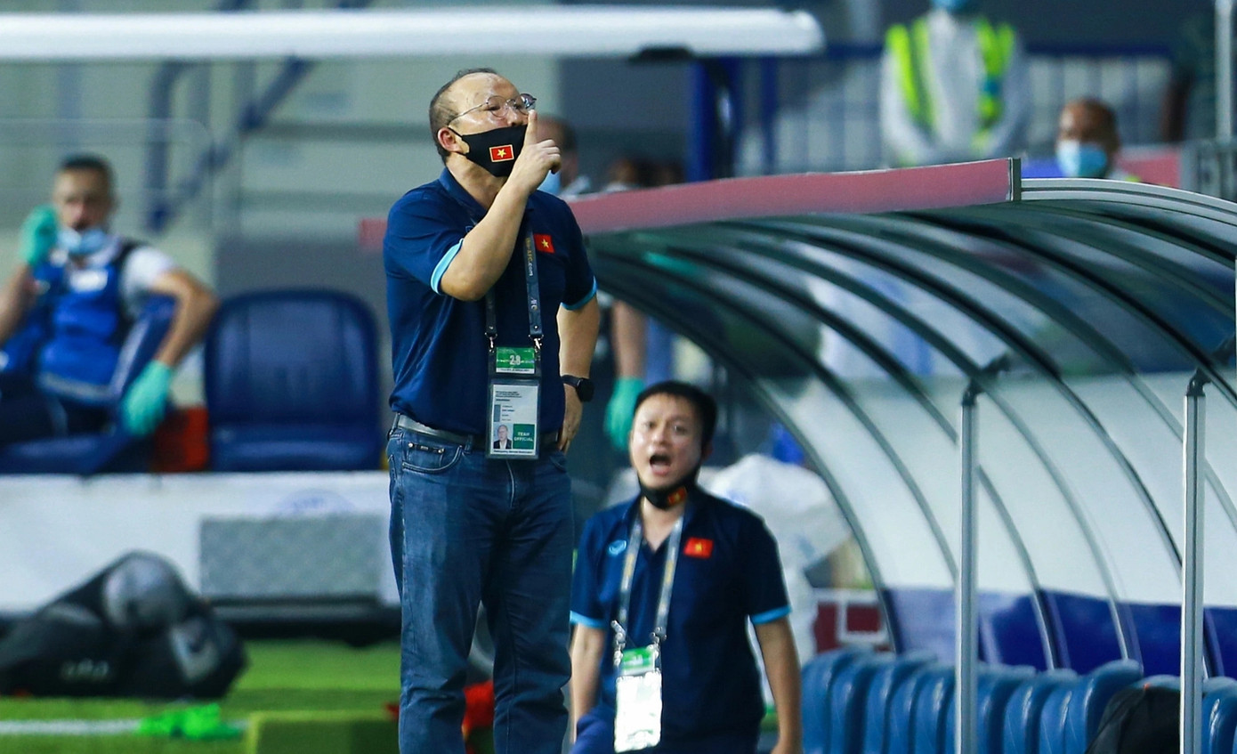 Ông Park đặt ngón trỏ lên môi ra dấu im lặng trong trận đấu gặp ĐT Malaysia. (Ảnh: Hiếu Lương)