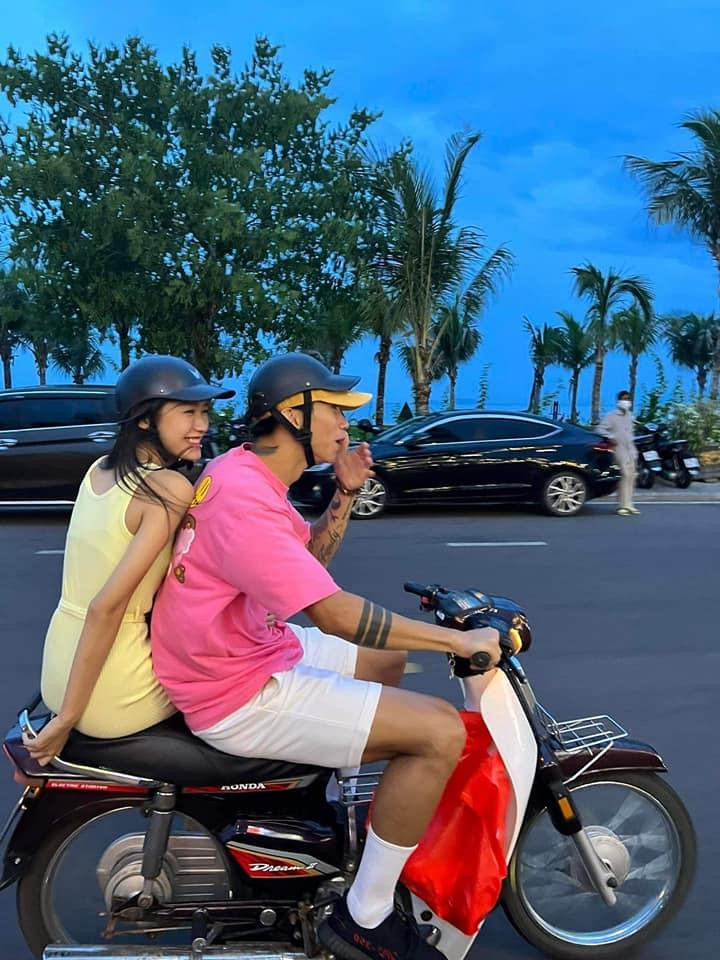 Khoảnh khắc dễ thương của cặp đôi được cầu thủ Hà Đức Chinh chụp lại.