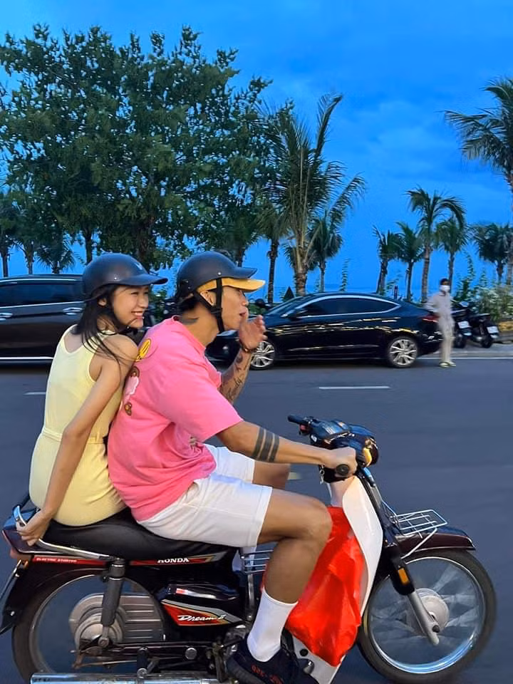Khoảnh khắc dễ thương của cặp đôi được cầu thủ Hà Đức Chinh chụp lại.