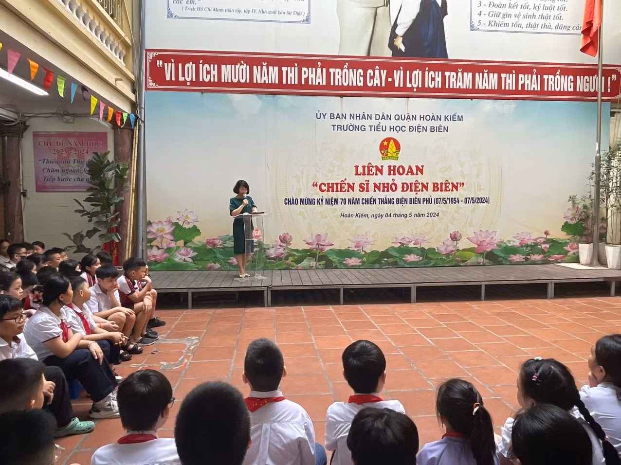 Nhà giáo Nguyễn Thanh Hà - Phó Bí thư chi bộ, phó Hiệu trưởng nhà trường trong buổi nói chuyện về chiến dịch Điện Biên Phủ.