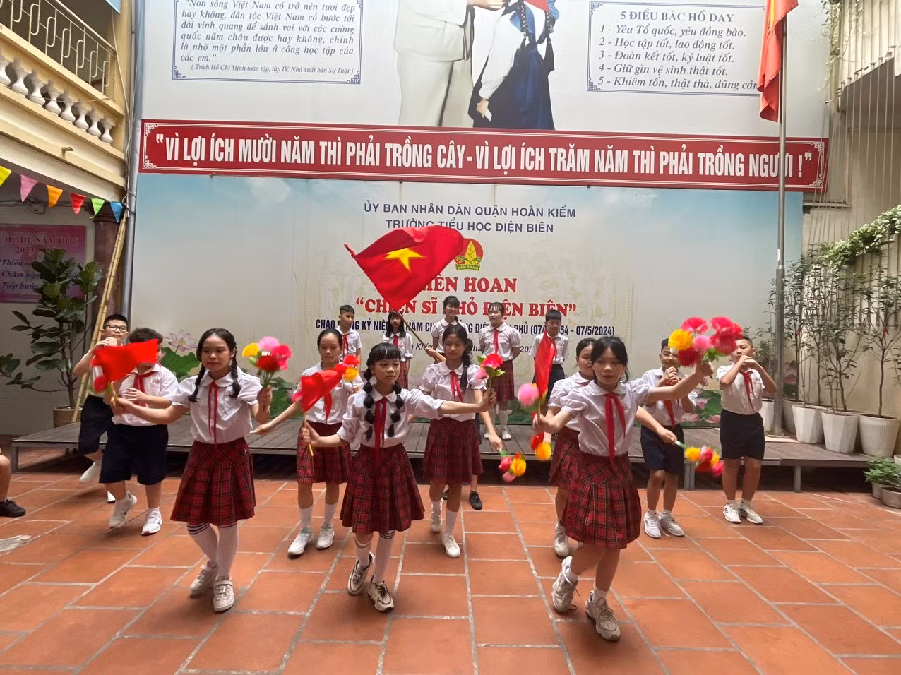 Đội văn nghệ lớp 5E biểu diễn tiết mục “Chúng em hành quân theo bước chân những người anh hùng”.