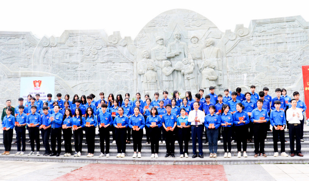 Lễ kết nạp đoàn viên mới “Lớp đoàn viên kỷ niệm 92 năm Ngày thành lập Đoàn TNCS Hồ Chí Minh" của TP Uông Bí (tỉnh Quảng Ninh). Lễ kết nạp đoàn viên mới “Lớp đoàn viên kỷ niệm 92 năm Ngày thành lập Đoàn TNCS Hồ Chí Minh" của TP Uông Bí (tỉnh Quảng Ninh).