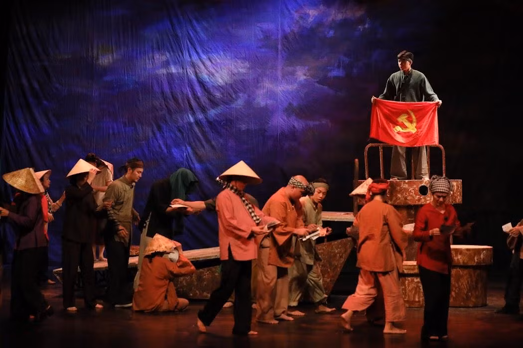 Tác giả Lưu Quang Vũ đã kể lại những giai đoạn hoạt động cách mạng quan trọng của cuộc đời anh Lý Tự Trọng.