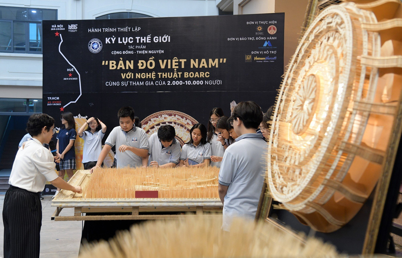 "Bản đồ Việt Nam" giúp teen trường Nguyễn Siêu ghi kỷ lục thế giới.