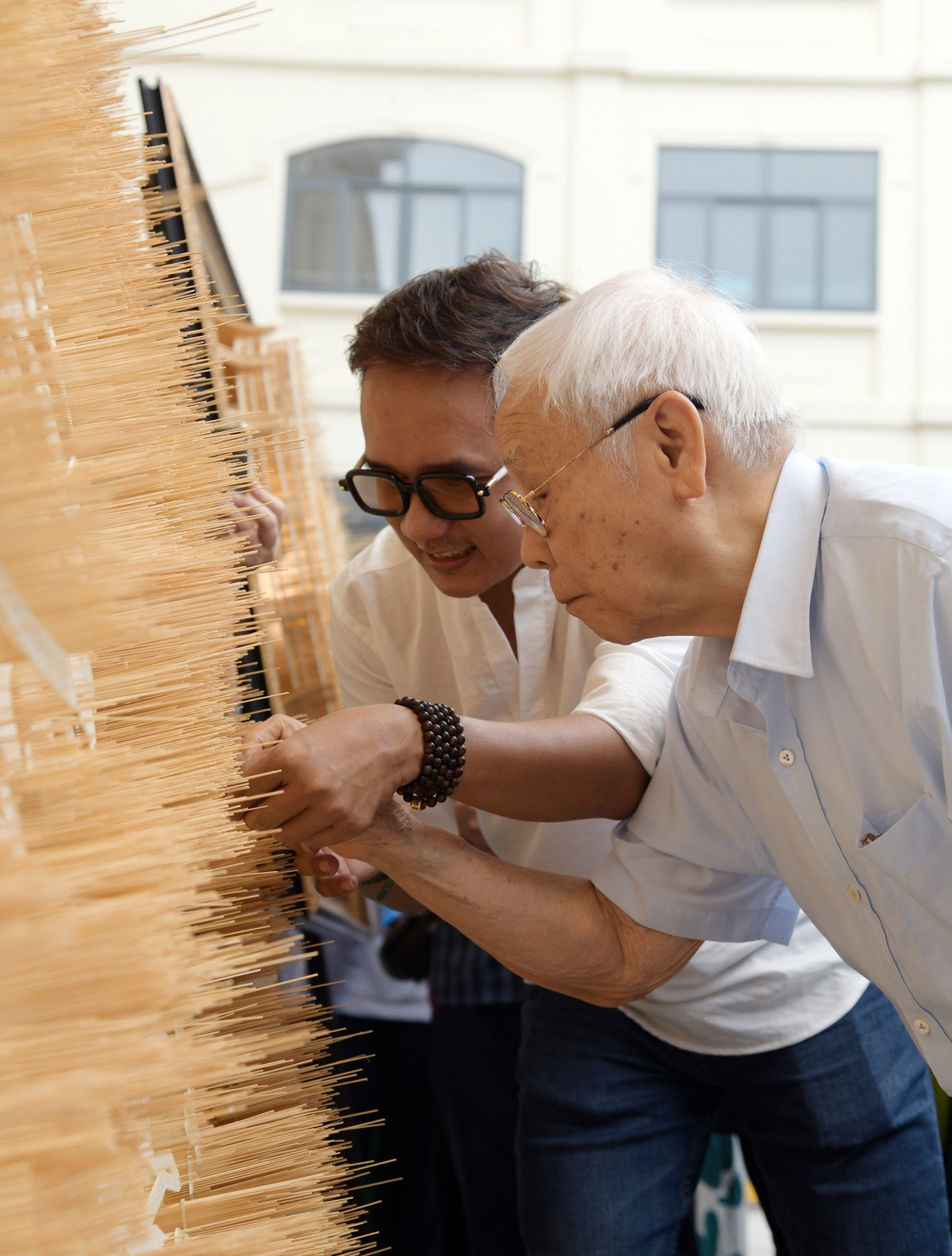 Tác phẩm có sự tham gia của hàng nghìn người.