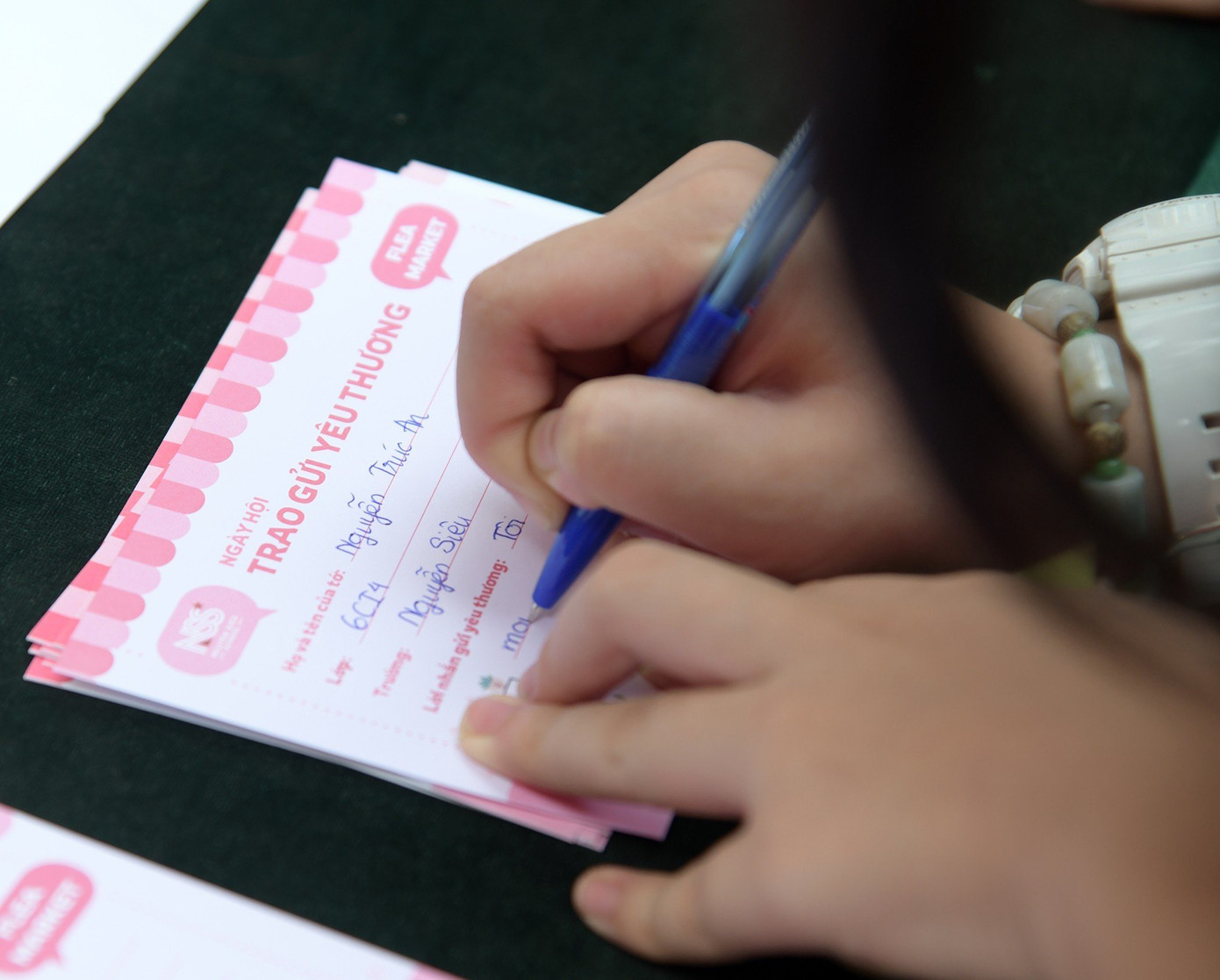 Trao gửi yêu thương không chỉ có đồ dùng, mà còn có cả những lời nhắn gửi.