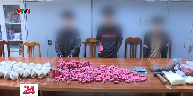 Toàn bộ số nguyên liệu và pháo tự chế được cơ quan công an thu giữ tại nhà riêng của đối tượng 15 tuổi. (Ảnh: VTV24)