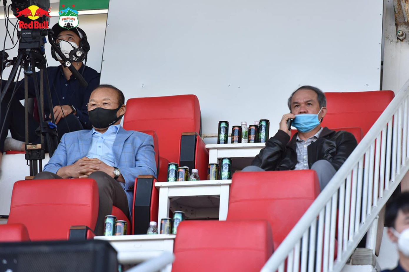 HLV Park Hang-seo có mặt tại sân Pleiku theo dõi các học trò thi đấu. (Ảnh: Fanpage CLB Bóng Đá Hoàng Anh Gia Lai) HLV Park Hang-seo có mặt tại sân Pleiku theo dõi các học trò thi đấu. (Ảnh: Fanpage CLB Bóng Đá Hoàng Anh Gia Lai)