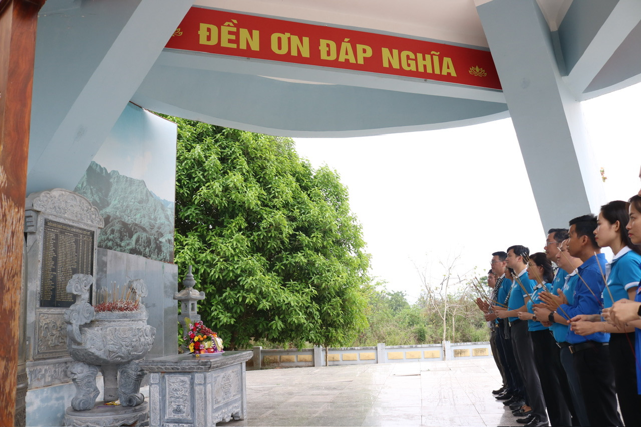 Cùng ngày, đoàn đã thăm và dâng hương tại Đài tưởng niệm Anh hùng liệt sĩ huyện Mường Nhé. Cùng ngày, đoàn đã thăm và dâng hương tại Đài tưởng niệm Anh hùng liệt sĩ huyện Mường Nhé.