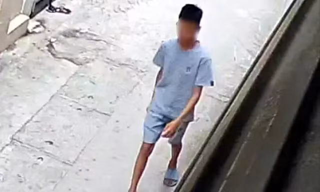 Nam sinh N.S.H rời khỏi nhà từ 17h chiều 8/6. (Ảnh cắt từ camera an ninh) Nam sinh N.S.H rời khỏi nhà từ 17h chiều 8/6. (Ảnh cắt từ camera an ninh)