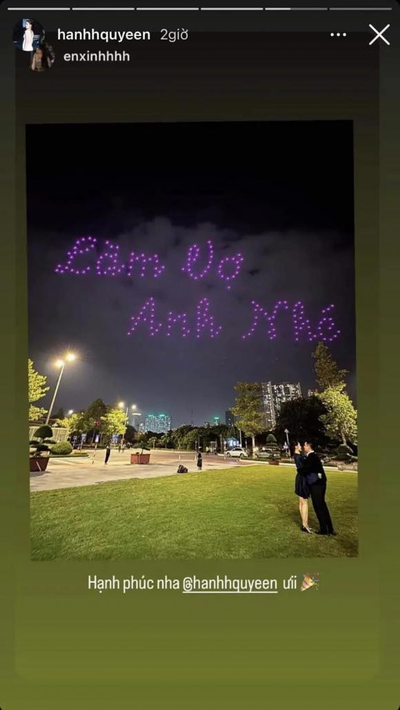 Cô gái xúc động khi nhận được lời cầu hôn quá đỗi ngọt ngào.