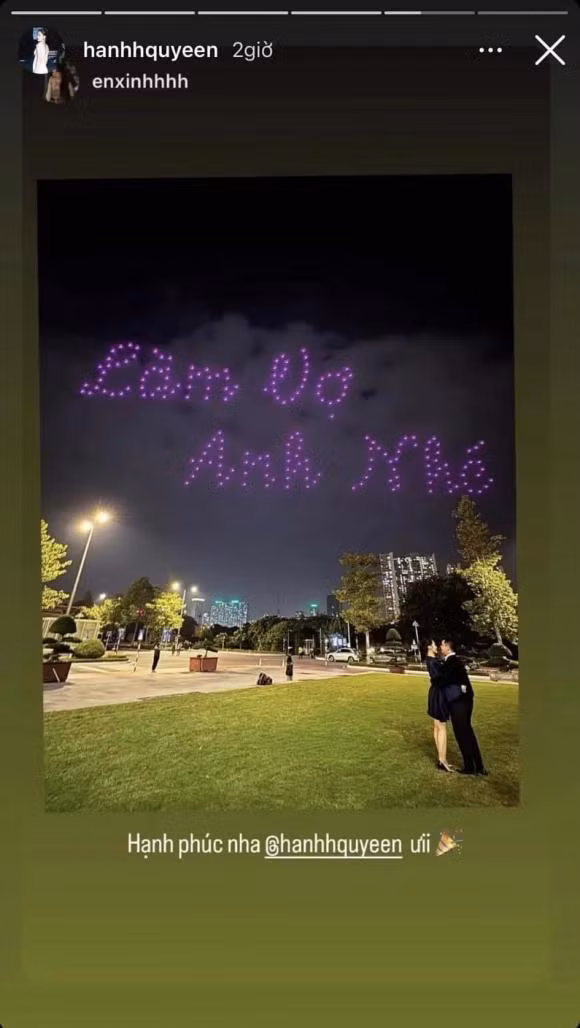 Cô gái xúc động khi nhận được lời cầu hôn quá đỗi ngọt ngào. Cô gái xúc động khi nhận được lời cầu hôn quá đỗi ngọt ngào.