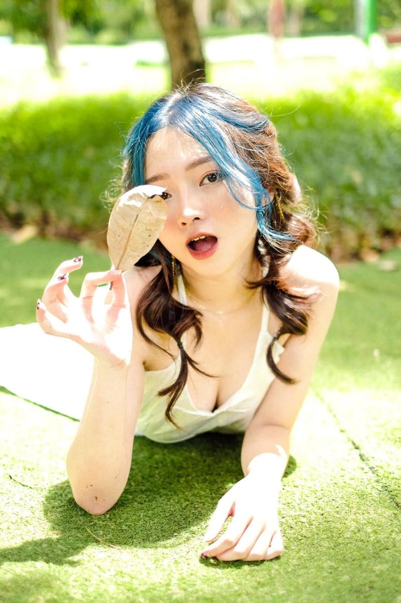 Cô nàng liên tục thay đổi phong cách, lúc dễ thương, khi lại cực kỳ quyến rũ.