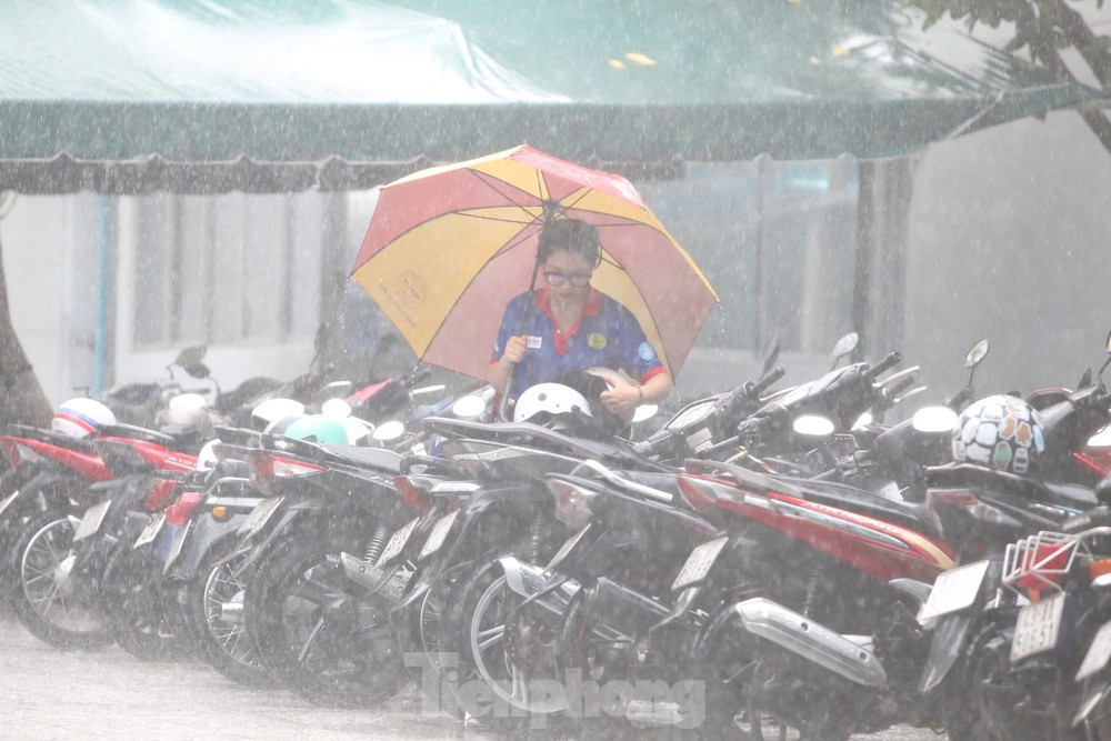 TNV úp mũ bảo hiểm cho thí sinh. (Ảnh: Nguyễn Dũng - Ngô Tùng)