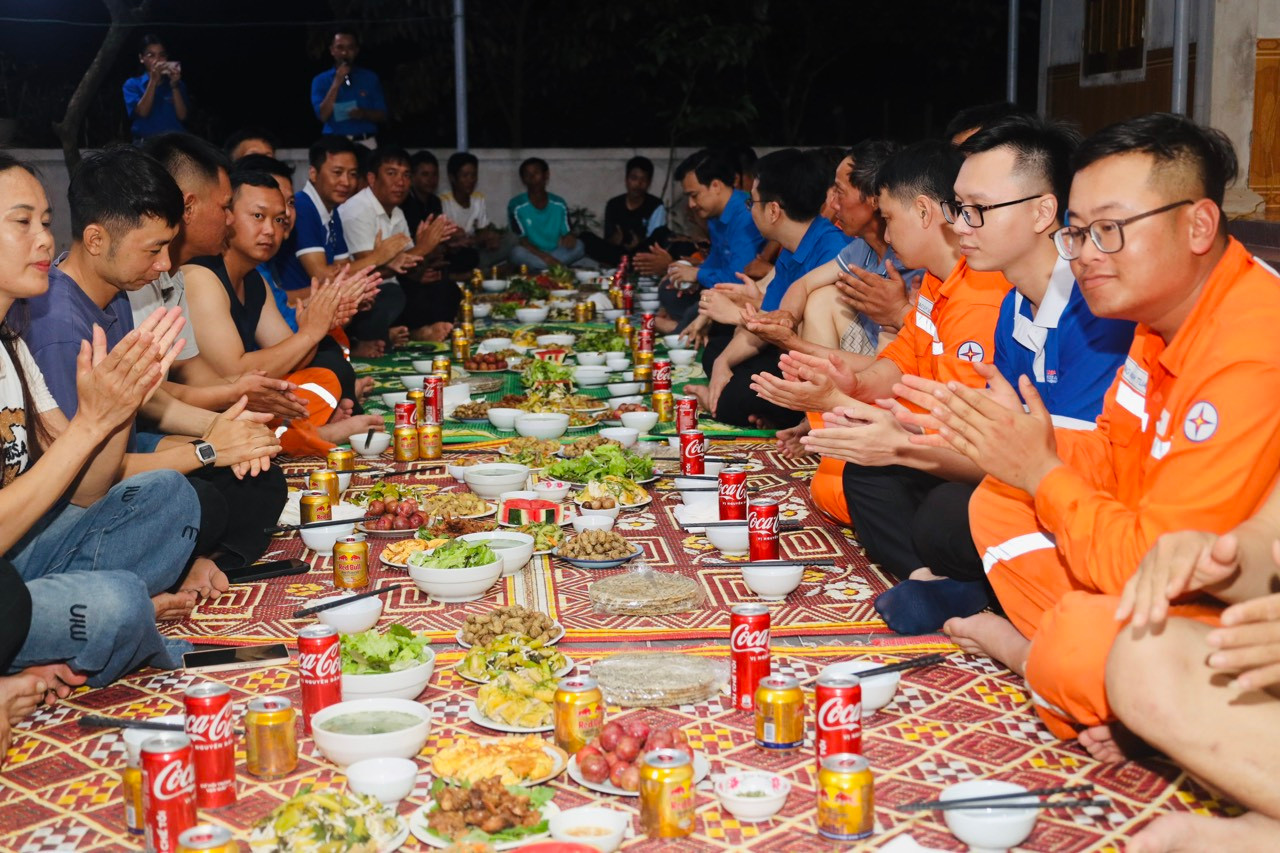 Đoàn viên thanh niên Nghệ An triển khai Bữa cơm công nhân dành tặng lực lượng thi công. Đoàn viên thanh niên Nghệ An triển khai Bữa cơm công nhân dành tặng lực lượng thi công.