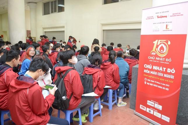 Sinh viên xếp hàng chờ hiến máu. (Ảnh: Dương Triều)