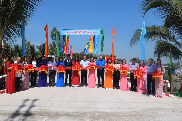 Khánh thành cầu Kênh Giáo Đường tại ấp Bình Thuận, xã Bình Thành, huyện Thanh Bình.