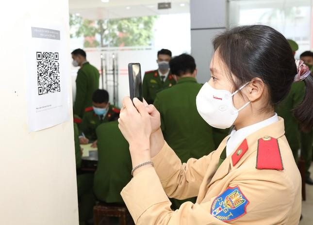 Tình nguyện viện thực hiện quét QR Code khi tham gia hiến máu. Tình nguyện viện thực hiện quét QR Code khi tham gia hiến máu.