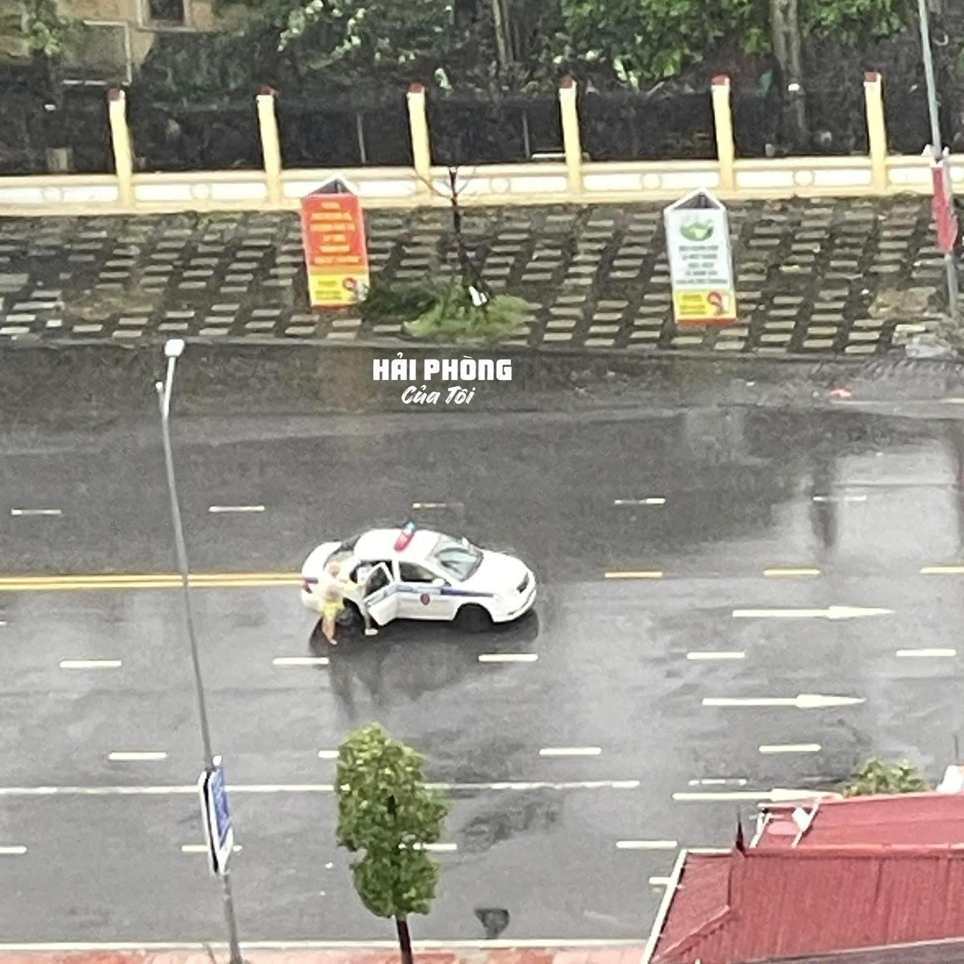 Khu vực Lạch Tray, Hải Phòng, lực lượng chức năng có mặt kịp thời để giải cứu người dân không thể di chuyển trên đường do gió quá to. (Ảnh: Hải Phòng Của Tôi)