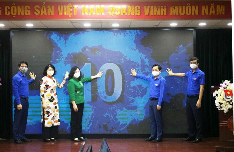 Các đồng chí lãnh đạo thực hiện nghi thức khởi động Chương trình “Cùng em học trực tuyến” - Nâng niu triệu ước mơ học vấn không gián đoạn. (Ảnh: Cổng thông tin điện tử TƯ Đoàn TNCS Hồ Chí Minh)