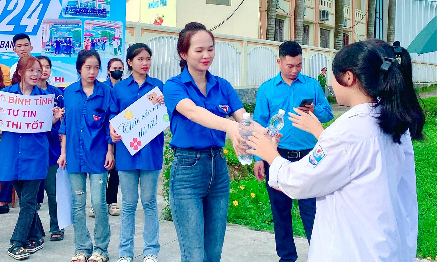 Thí sinh được Đoàn viên thanh niên tiếp sức mùa thi. (Ảnh: Ngọc Huyền)