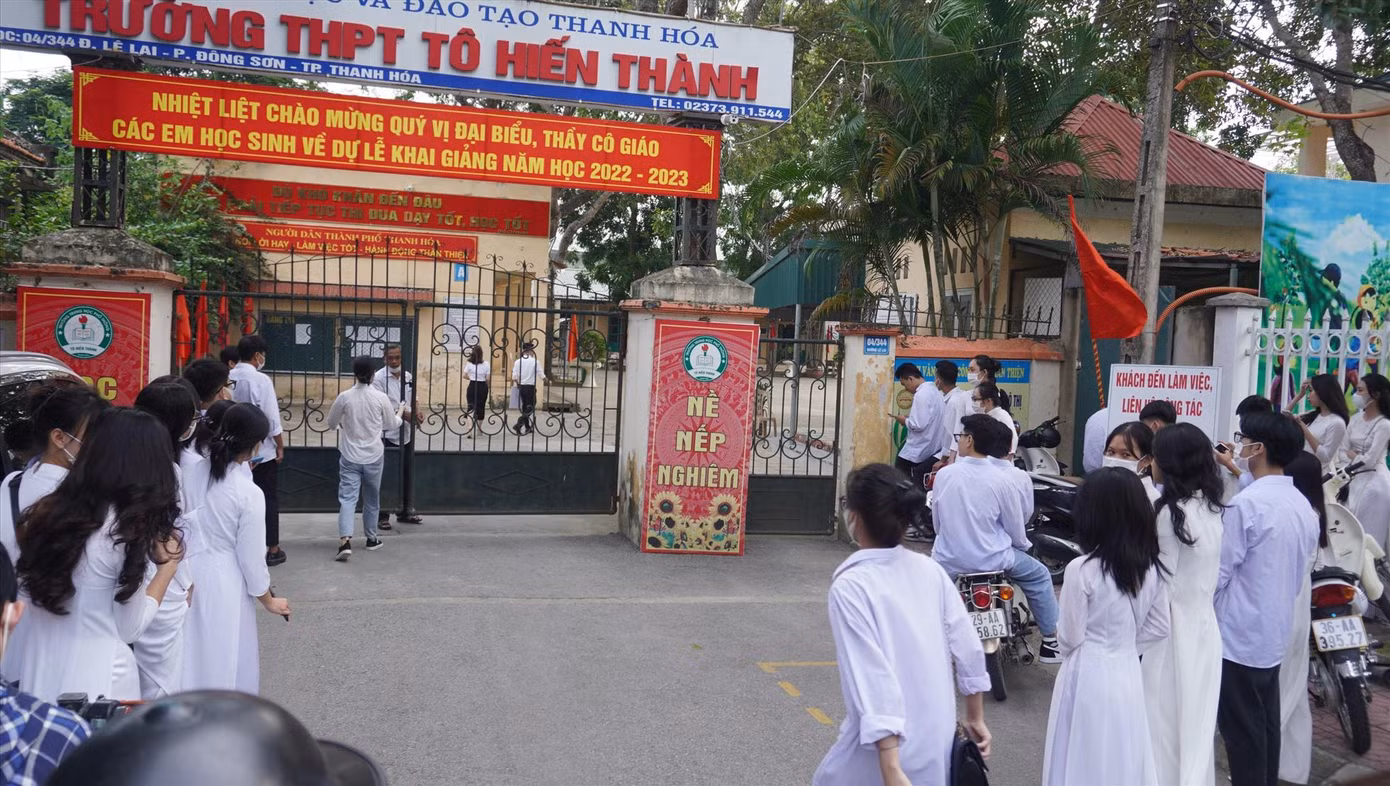 Nhiều học sinh cho biết, lý do được nhà trường đưa ra là do học sinh đến muộn. (Ảnh: Q.D)