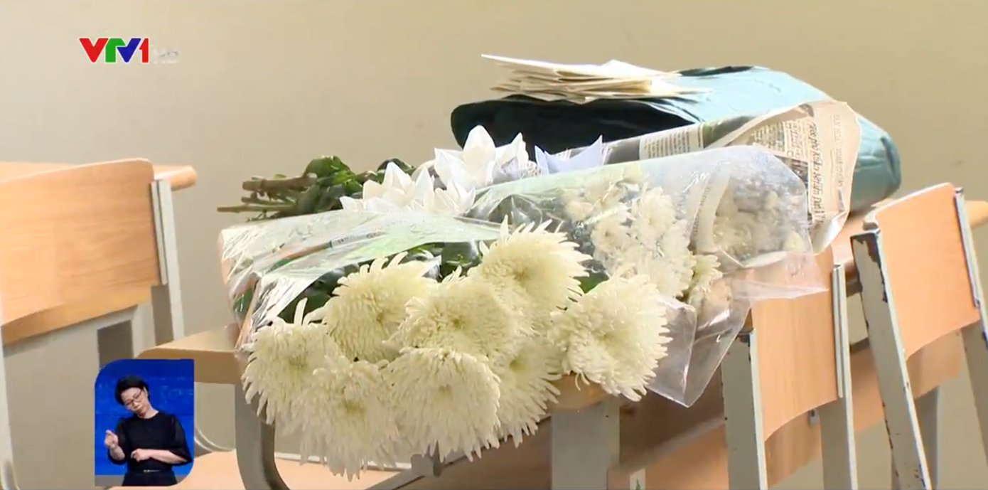 Các bạn học cùng lớp cũng như học sinh trong trường đặt hoa cúc trắng, những lá thư kèm lời nhắn nhủ tại vị trí ngồi tại lớp của nam sinh N.M. Các bạn học cùng lớp cũng như học sinh trong trường đặt hoa cúc trắng, những lá thư kèm lời nhắn nhủ tại vị trí ngồi tại lớp của nam sinh N.M.