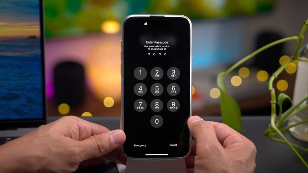 Apple được cho đã âm thầm thêm một đoạn mã vào hệ điều hành, khiến iPhone tự khởi động lại sau một khoảng thời gian nhất định nếu máy không được mở khóa. Apple được cho đã âm thầm thêm một đoạn mã vào hệ điều hành, khiến iPhone tự khởi động lại sau một khoảng thời gian nhất định nếu máy không được mở khóa.