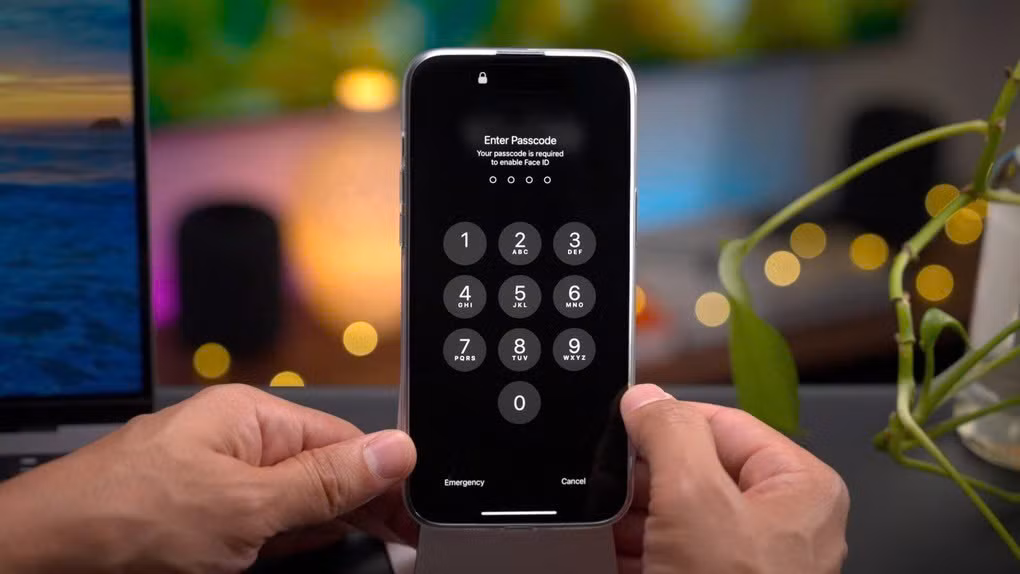 Apple được cho đã âm thầm thêm một đoạn mã vào hệ điều hành, khiến iPhone tự khởi động lại sau một khoảng thời gian nhất định nếu máy không được mở khóa.
