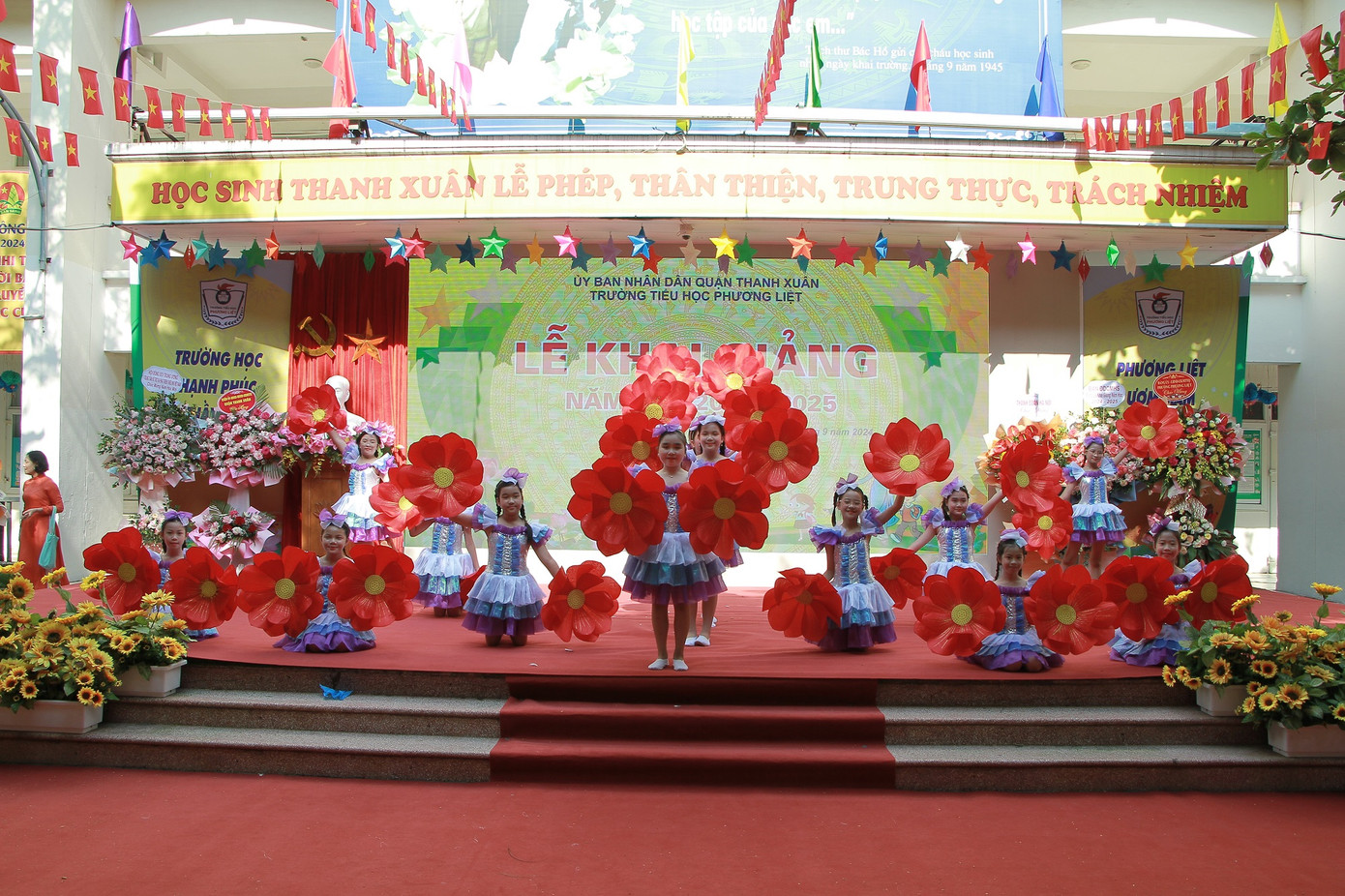 Đội văn nghệ của nhà trường.