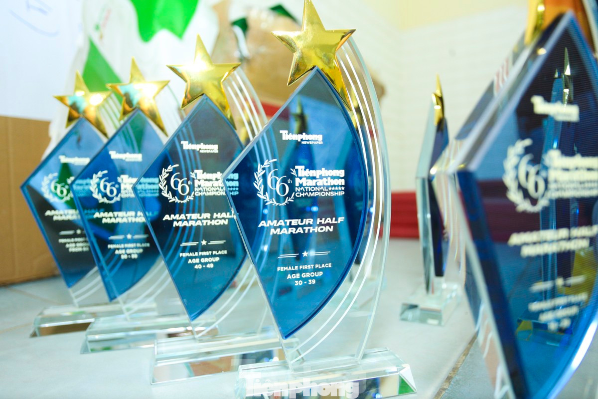 Hàng hóa được tập kết bao gồm nước uống, nước điện giải, cao dán lạnh, bình xịt lạnh, mút xốp làm mát cơ thể, gel năng lượng... dành cho hơn 7.000 VĐV chuyên nghiệp và phong trào.