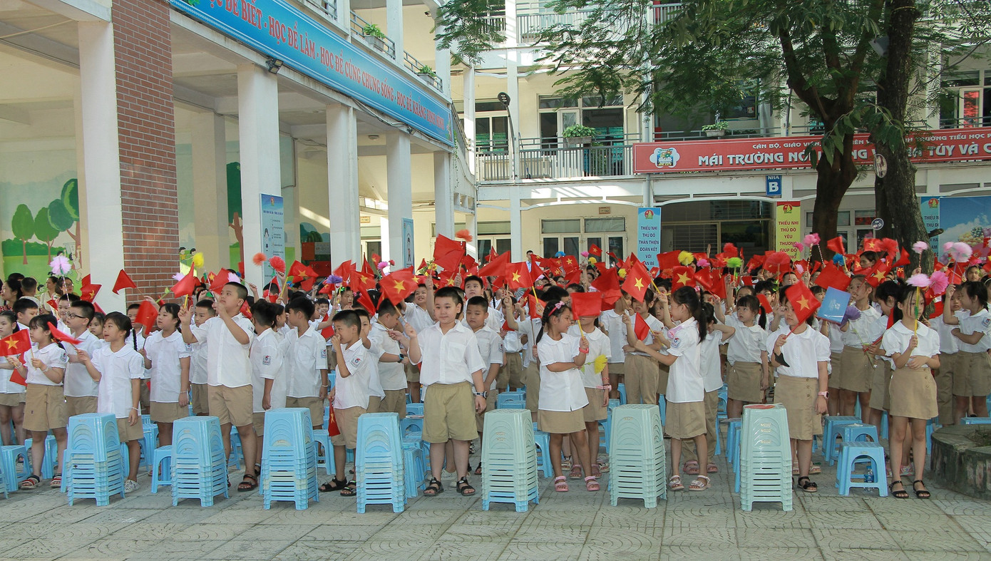 Cờ và hoa rực rỡ chào mừng dàn học sinh lớp 1.