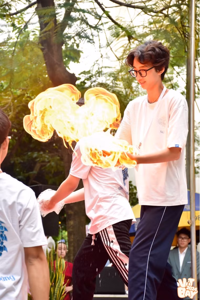 Câu lạc bộ Khoa học kỹ thuật với màn ảo thuật “thổi lửa” khiến các bạn học sinh đầy bất ngờ.