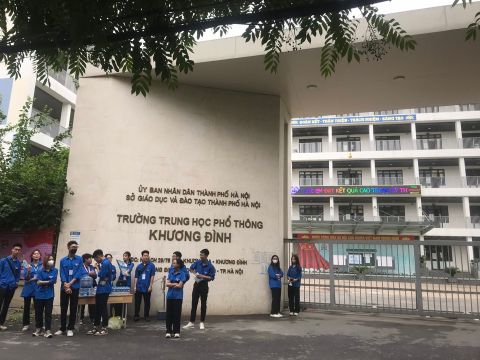 Đội hình thanh niên tình nguyện "Tiếp sức mùa thi" có mặt tại tất cả các điểm trường để hỗ trợ thí sinh và phụ huynh. Đội hình thanh niên tình nguyện "Tiếp sức mùa thi" có mặt tại tất cả các điểm trường để hỗ trợ thí sinh và phụ huynh.