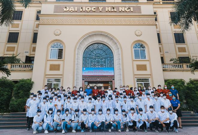 Đoàn tình nguyện bao gồm 60 sinh viên Y4, Y5 Bác sĩ Y học Dự phòng trường Đại học Y Hà Nội khởi hành đến huyện Quế Võ tỉnh Bắc Ninh để hỗ trợ tham gia phòng chống dịch COVID-19. (Ảnh: HMU Photography Club - CLB Ảnh Đại học Y Hà Nội) Đoàn tình nguyện bao gồm 60 sinh viên Y4, Y5 Bác sĩ Y học Dự phòng trường Đại học Y Hà Nội khởi hành đến huyện Quế Võ tỉnh Bắc Ninh để hỗ trợ tham gia phòng chống dịch COVID-19. (Ảnh: HMU Photography Club - CLB Ảnh Đại học Y Hà Nội)