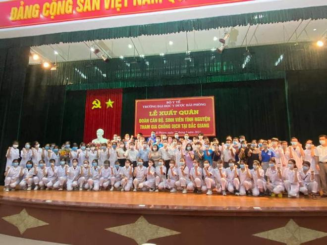 Đoàn tình nguyện gồm 12 thầy cô cán bộ giảng viên cùng 71 sinh viên lớp Xét Nghiệm Y Học K10 đã chính thức xuất quân từ Trường Đại học Y Dược Hải Phòng hướng tới Bắc Giang (Ảnh: Trường Đại học Y Dược Hải Phòng) Đoàn tình nguyện gồm 12 thầy cô cán bộ giảng viên cùng 71 sinh viên lớp Xét Nghiệm Y Học K10 đã chính thức xuất quân từ Trường Đại học Y Dược Hải Phòng hướng tới Bắc Giang (Ảnh: Trường Đại học Y Dược Hải Phòng)