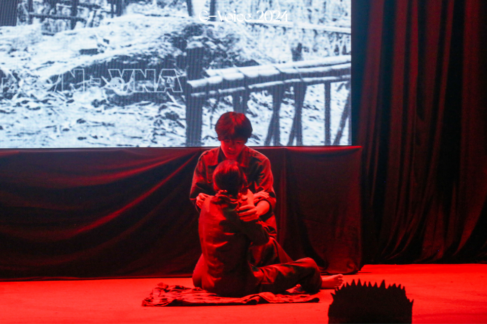 Teen được sống lại những ngày tháng hào hùng qua “Tuổi thơ dữ dội” của tập thể lớp 10 Sử. Teen được sống lại những ngày tháng hào hùng qua “Tuổi thơ dữ dội” của tập thể lớp 10 Sử.