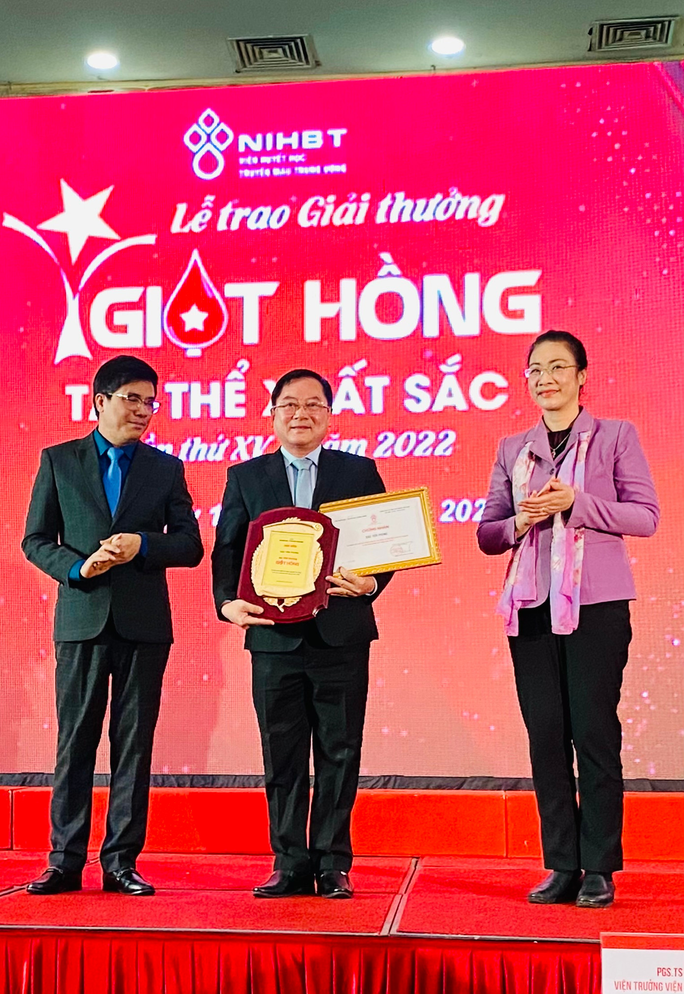 Báo Tiền Phong đoạt giải thưởng Giọt hồng trao cho đơn vị tổ chức hiến máu tình nguyện xuất sắc năm 2022.