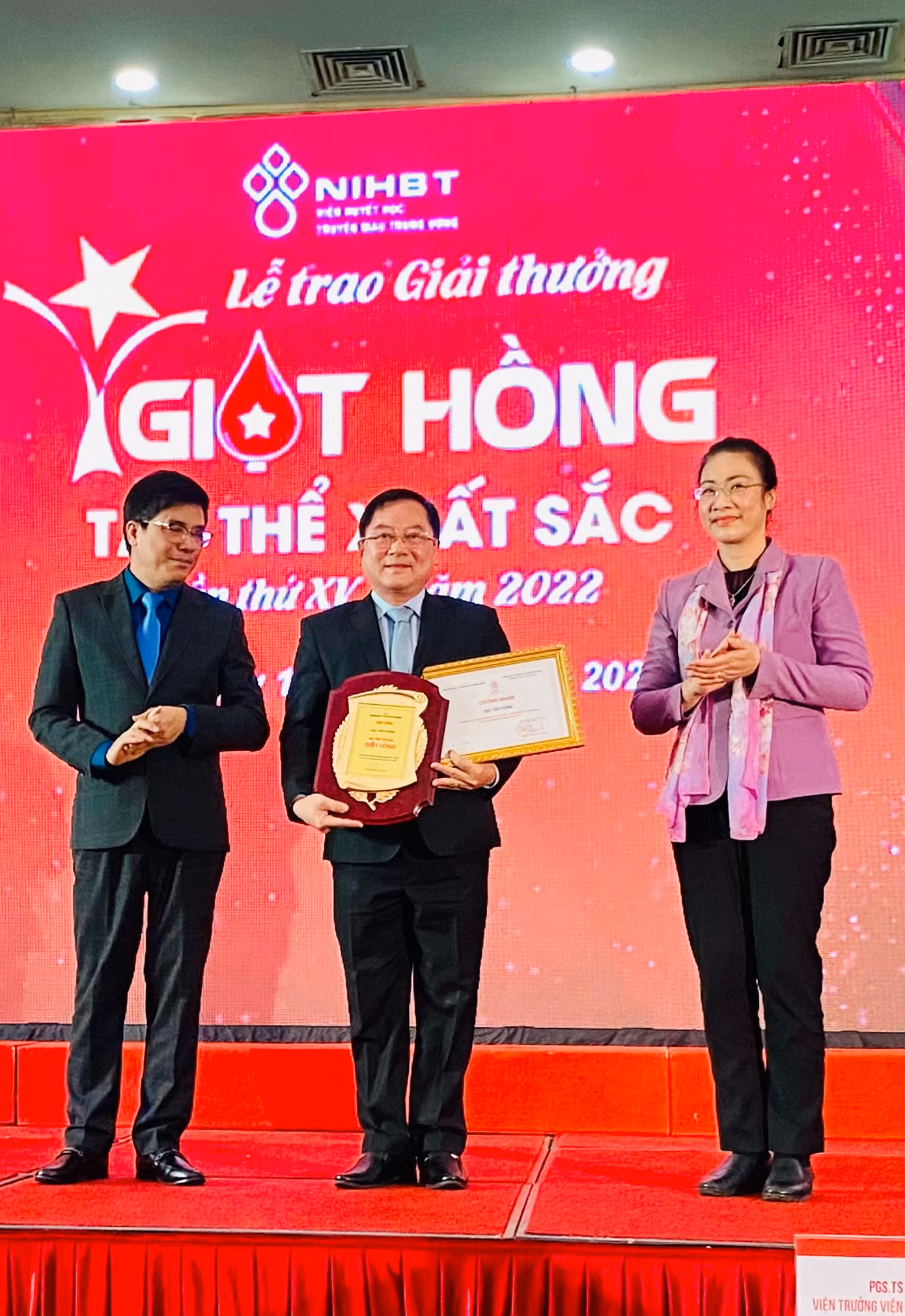 Báo Tiền Phong đoạt giải thưởng Giọt hồng trao cho đơn vị tổ chức hiến máu tình nguyện xuất sắc năm 2022.