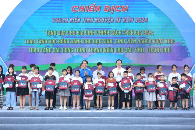 Đồng chí Lại Xuân Lâm, Phó Bí thư Đảng ủy khối các cơ quan Trung ương và đồng chí Nguyễn Ngọc Lương, Bí thư thường trực Trung ương Đoàn, Chủ tịch Hội Liên hiệp thanh niên Việt Nam tặng quà cho học sinh, sinh viên nghèo vượt khó. Đồng chí Lại Xuân Lâm, Phó Bí thư Đảng ủy khối các cơ quan Trung ương và đồng chí Nguyễn Ngọc Lương, Bí thư thường trực Trung ương Đoàn, Chủ tịch Hội Liên hiệp thanh niên Việt Nam tặng quà cho học sinh, sinh viên nghèo vượt khó.