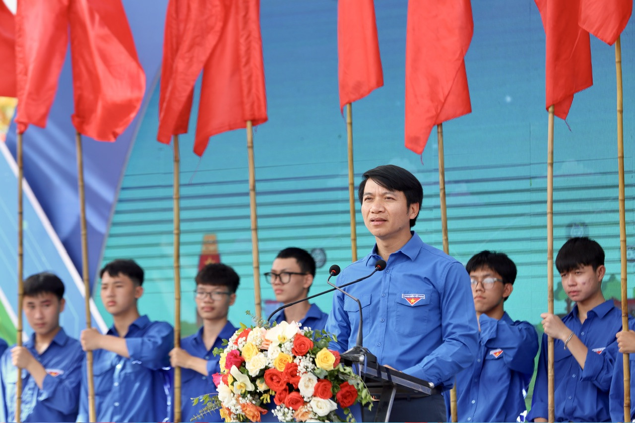 Đồng chí Nguyễn Ngọc Lương - Bí thư thường trực Ban Chấp hành Trung ương Đoàn, Chủ tịch hội Liên hiệp Thanh niên Việt Nam, Trưởng ban chỉ đạo Chiến dịch thanh niên tình nguyện Hè năm 2024 phát biểu tại lễ ra quân. Đồng chí Nguyễn Ngọc Lương - Bí thư thường trực Ban Chấp hành Trung ương Đoàn, Chủ tịch hội Liên hiệp Thanh niên Việt Nam, Trưởng ban chỉ đạo Chiến dịch thanh niên tình nguyện Hè năm 2024 phát biểu tại lễ ra quân.