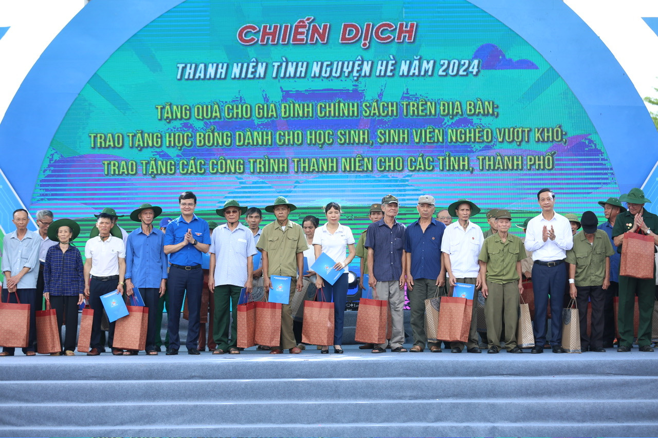 Đồng chí Bùi Quang Huy, Ủy viên dự khuyết Trung ương Đảng, Bí thư thứ nhất Ban Chấp hành Trung ương Đoàn, Chủ nhiệm Ủy ban Quốc gia về thanh niên Việt Nam và đồng chí Đỗ Mạnh Hiến - Phó Bí thư Thường trực Thành ủy Hải Phòng tặng quà cho các gia đình chính sách tại lễ ra quân. Đồng chí Bùi Quang Huy, Ủy viên dự khuyết Trung ương Đảng, Bí thư thứ nhất Ban Chấp hành Trung ương Đoàn, Chủ nhiệm Ủy ban Quốc gia về thanh niên Việt Nam và đồng chí Đỗ Mạnh Hiến - Phó Bí thư Thường trực Thành ủy Hải Phòng tặng quà cho các gia đình chính sách tại lễ ra quân.