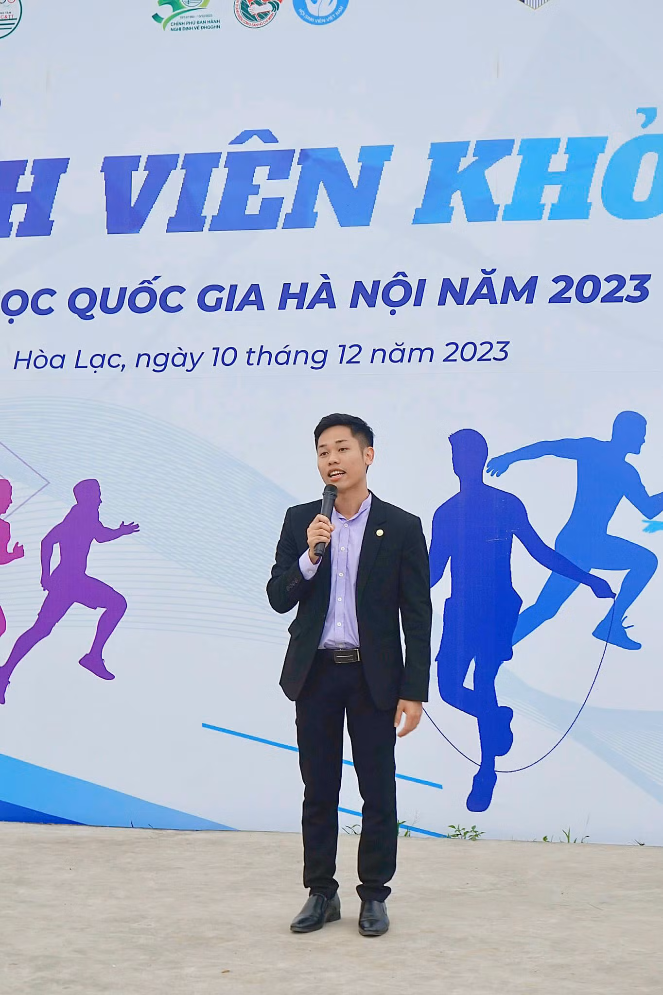 Đồng chí Tưởng Văn Thuấn - Chủ tịch Hội Sinh viên Đại học Quốc gia Hà Nội phát biểu tại Lễ Bế mạc Hội thao.