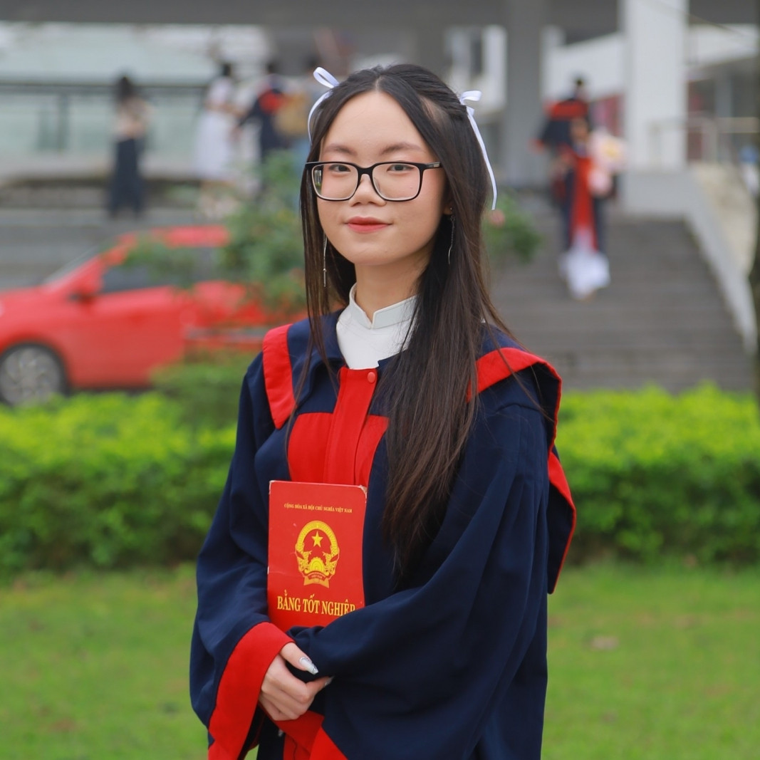 Bạn Đinh Thị Bích Ngọc, trường THPT chuyên Lương Văn Tụy, Ninh Bình.
