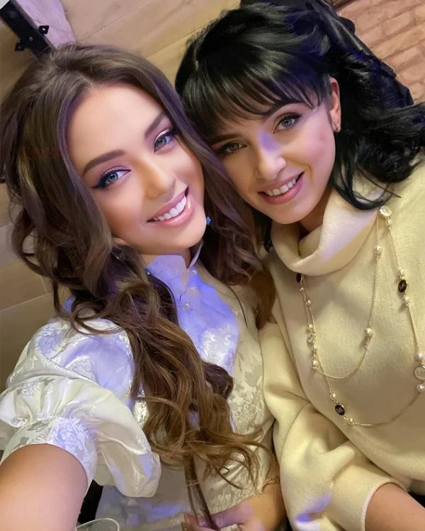 Vợ mới cưới của thủ môn Bùi Tiến Dũng và mẹ.