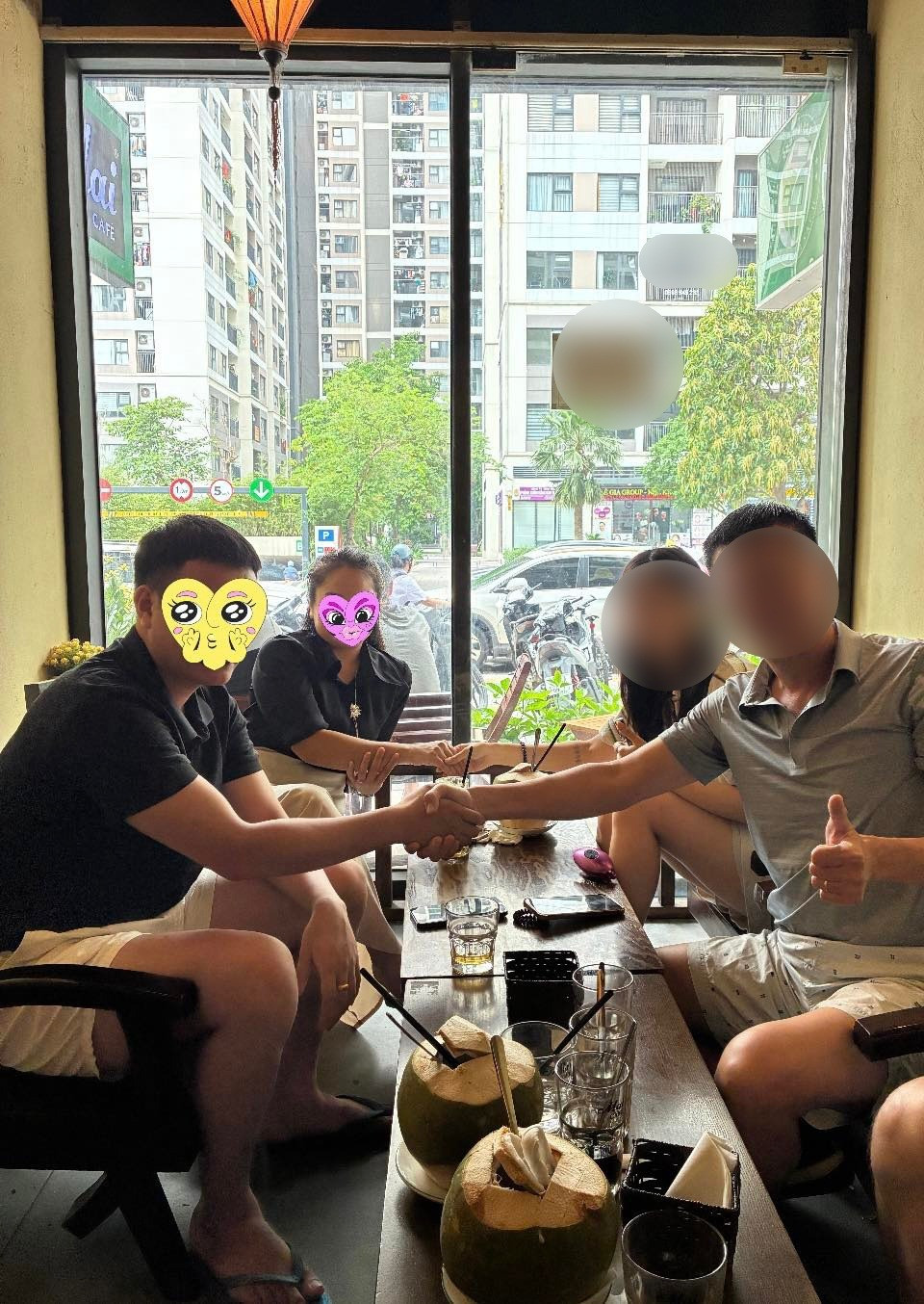 Hình ảnh 2 bên gia đình hoà giải trong quán cà phê. Trong đó, vợ chồng chị L.Đ ở bên trái, và ông Tâm cùng con gái ở bên phải.