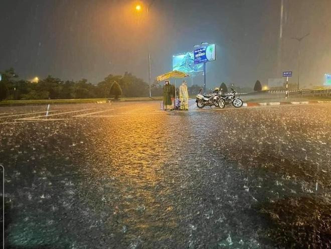 Các chiến sĩ cảnh sát giao thông trực chốt kiểm dịch dưới trời mưa tầm tã. Các chiến sĩ cảnh sát giao thông trực chốt kiểm dịch dưới trời mưa tầm tã.